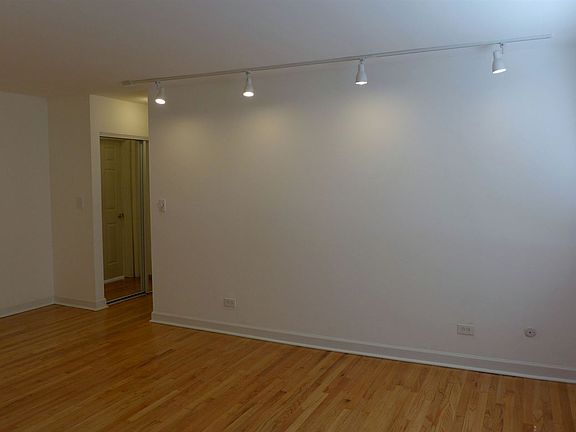 3rd image of 5633 N Winthrop Ave APT 214