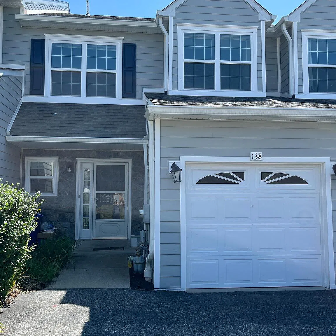3 bed, 2.5 bath, 2333 sqft, $3,600 — Photo 1