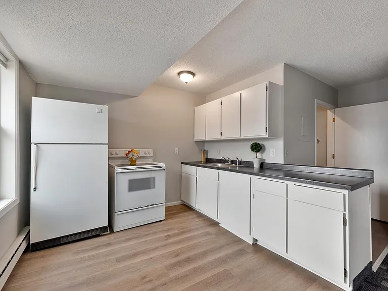154 E Broadway St — Photo 6