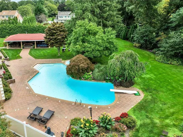 6 Links Court, Huntington, NY 11743