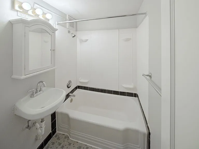 Clermont Apartments — Photo 9
