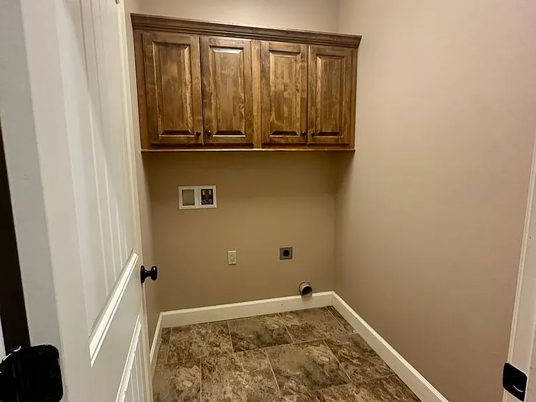 213-215 Pebblestone Ln — Photo 7