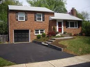 10 Hooks Ln, Edgewater, NJ 07020