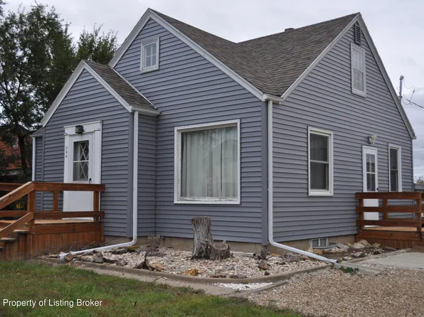 204 7th Ave W, Lemmon, SD 57638