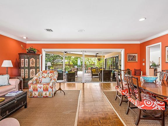 4th image of 975 Lantern Ln