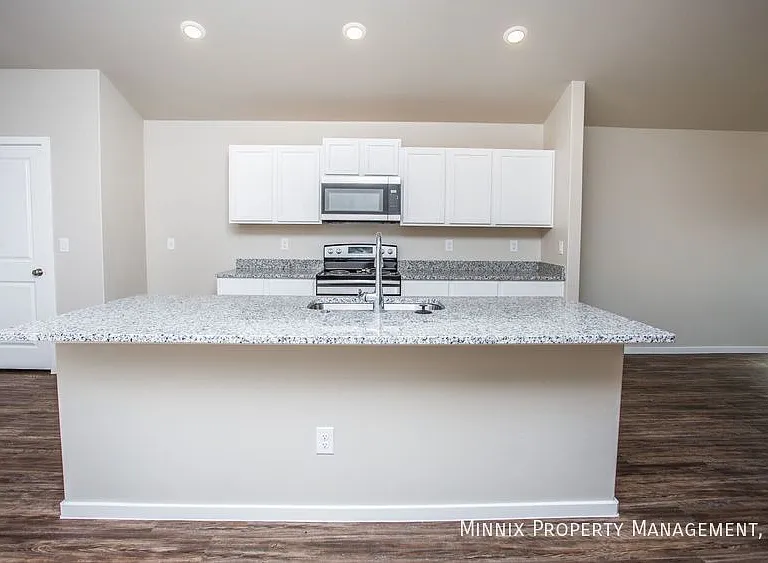 2035 Kenwood Ave — Photo 23
