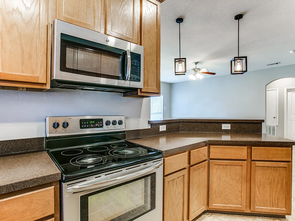 Walk to TCU! Rental home. 4-bedroom property. 3123 Waits 103. Kitchen. All appliances included.
