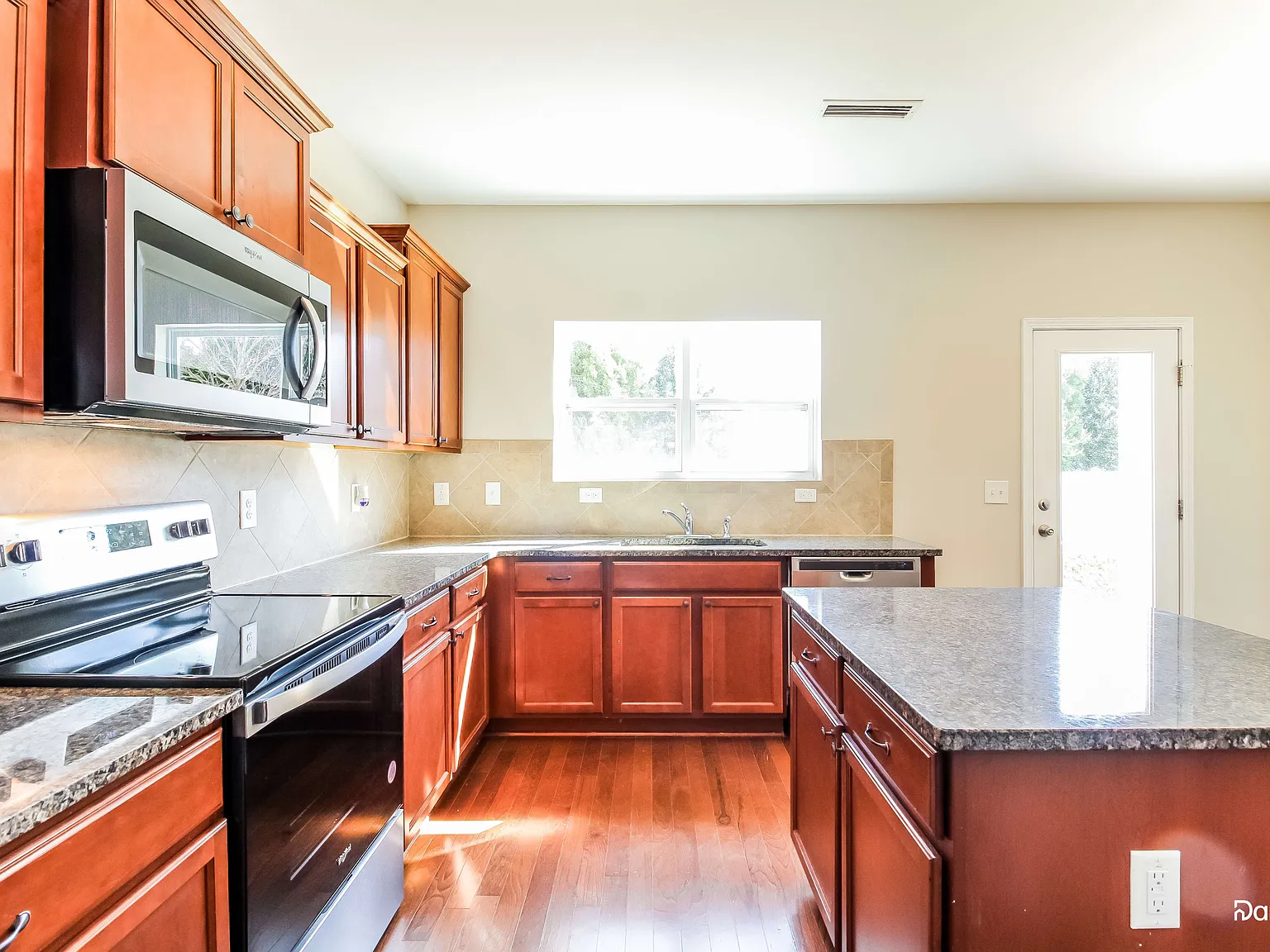 3 bed, 2.5 bath, 2632 sqft, $2,295 — Photo 4