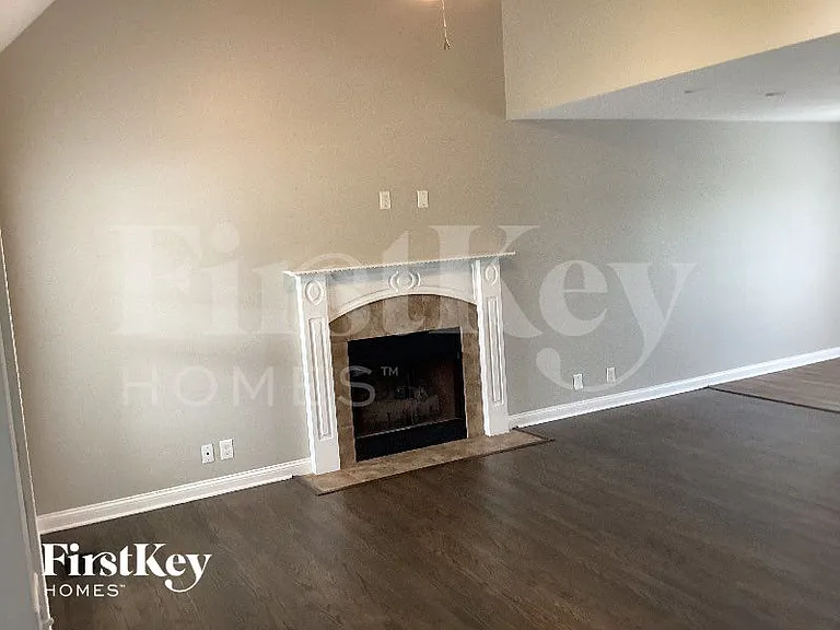 850 Samantha Ln — Photo 2