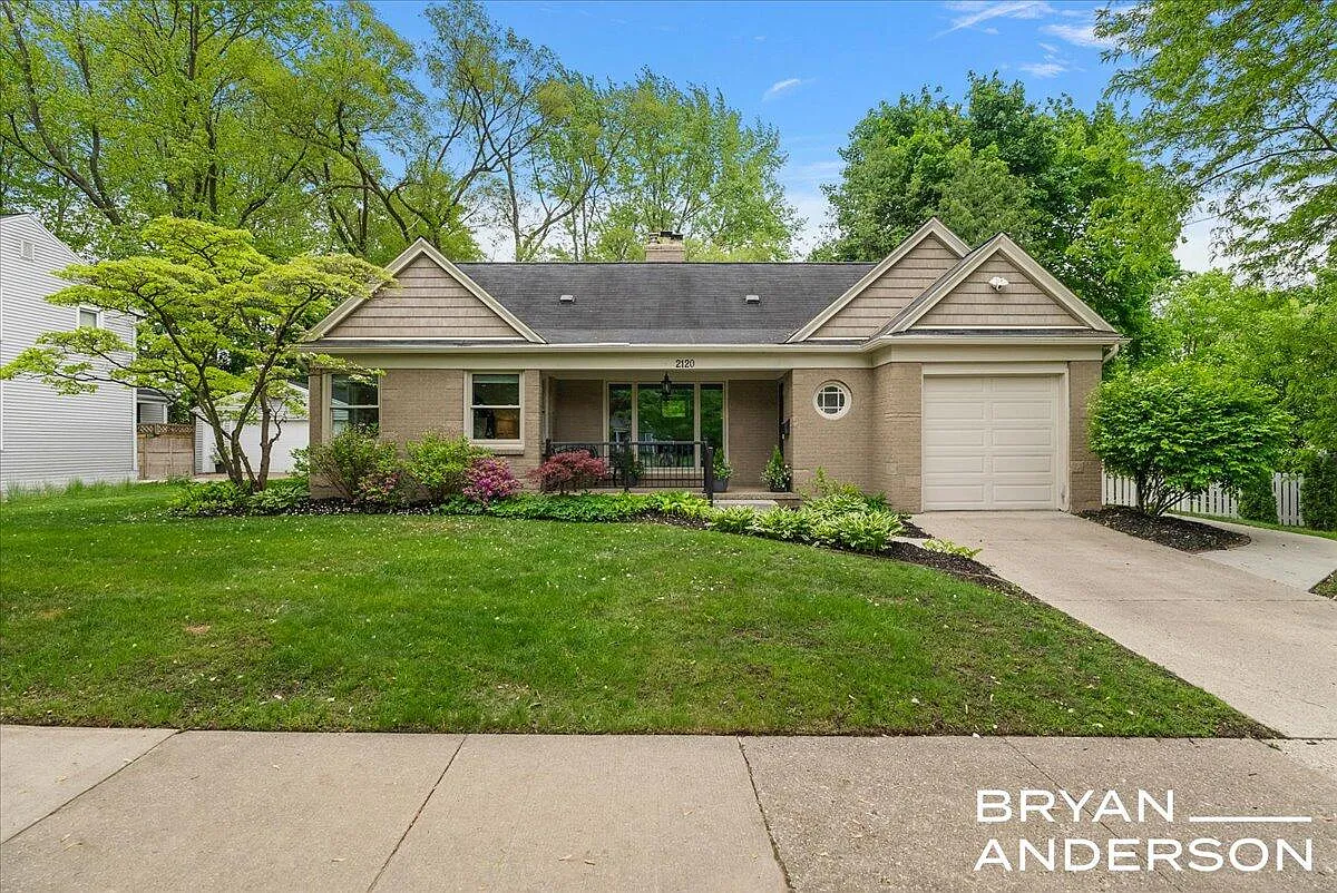 2120 Englewood Dr SE photo 1
