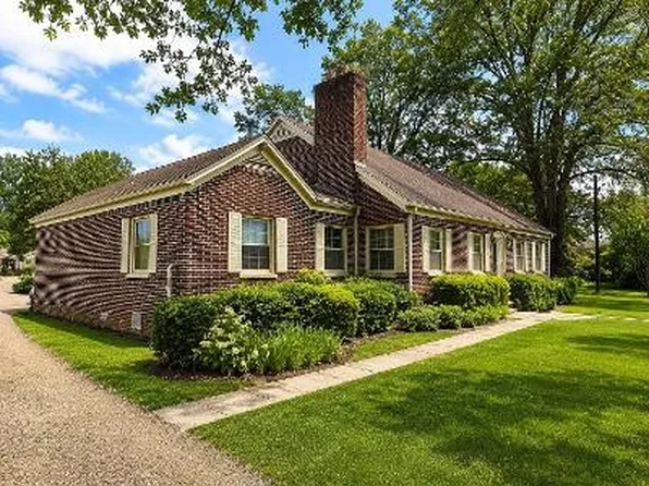 322 E Poplar Ave, Selmer, TN 38375