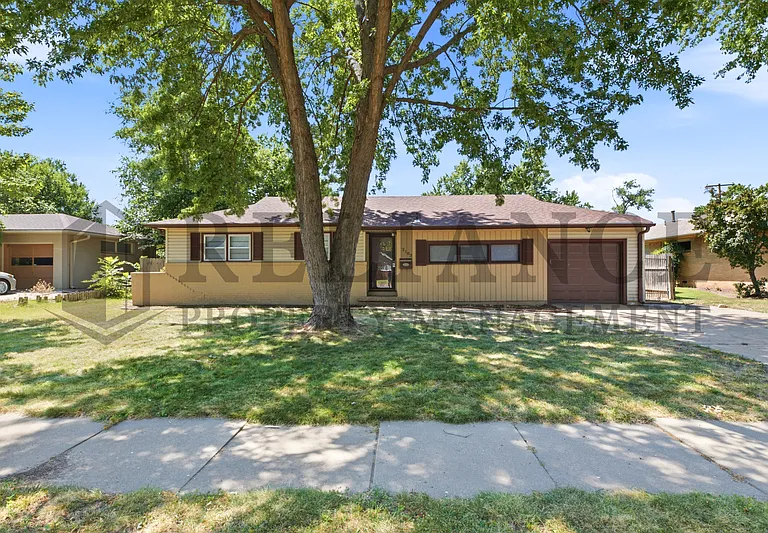 2103 W Columbine Ln — Photo 1