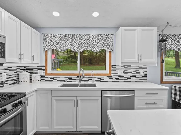 405 Sunset Drive, Deforest, WI 53532