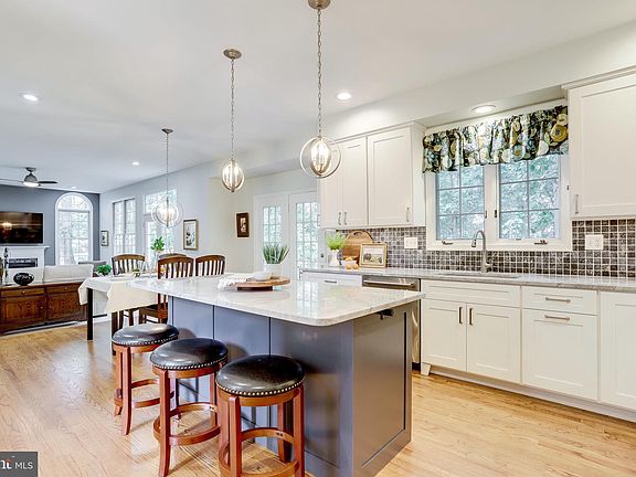 3rd image of 5600 Upland Woods Dr
