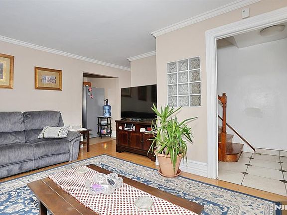 3rd image of 71 Lexington Ave