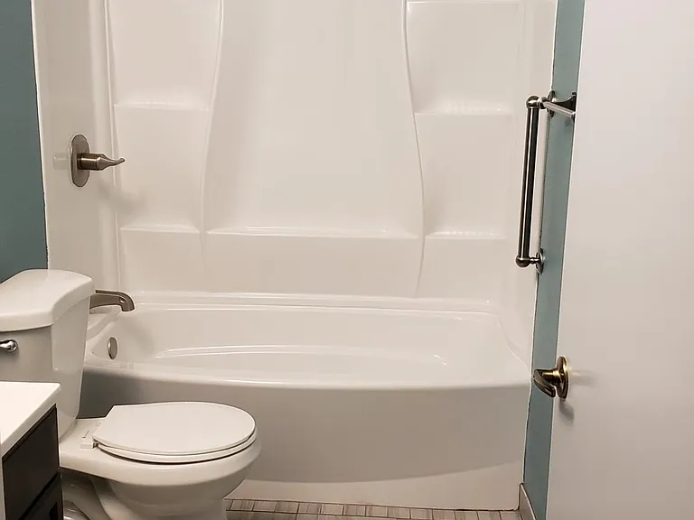 Curved tub and shower rod!