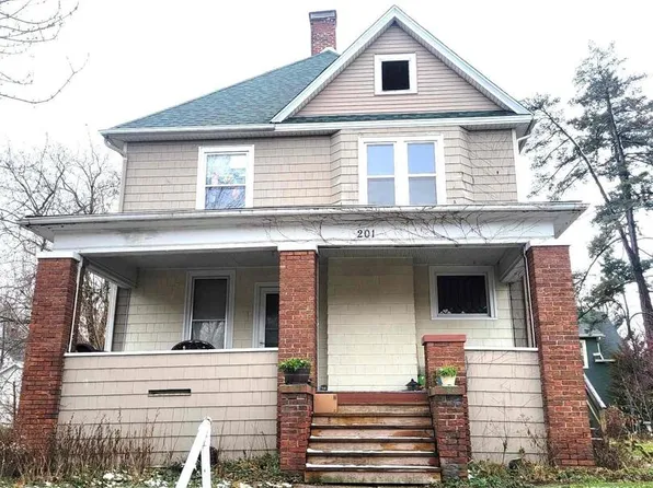 201 E Dover Ct, Davenport, IA 52803