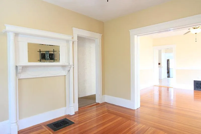 4 bed, 1.5 bath, 2000 sqft, $4,800 — Photo 4