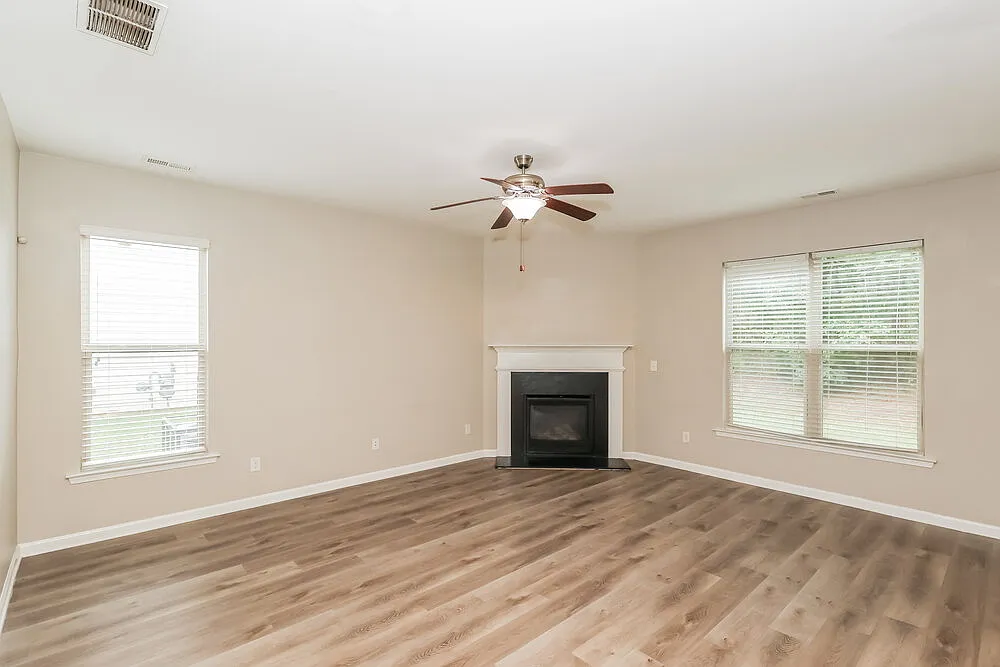 4 bed, 2.5 bath, 2498 sqft, $2,480 — Photo 4