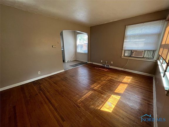 5th image of 4849 Leamington Ave