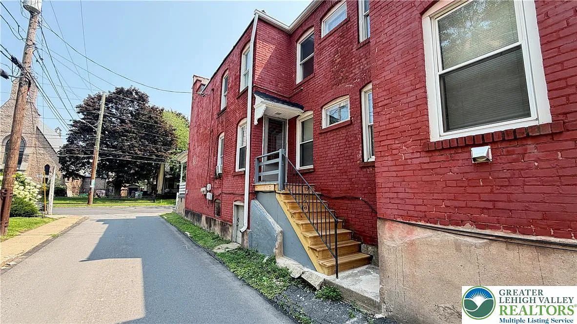 3 bed, 1.0 bath, 1128 sqft, $1,350 — Photo 3