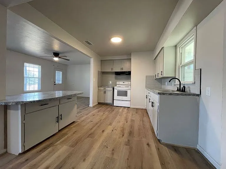 306 NE Gary Ave — Photo 12