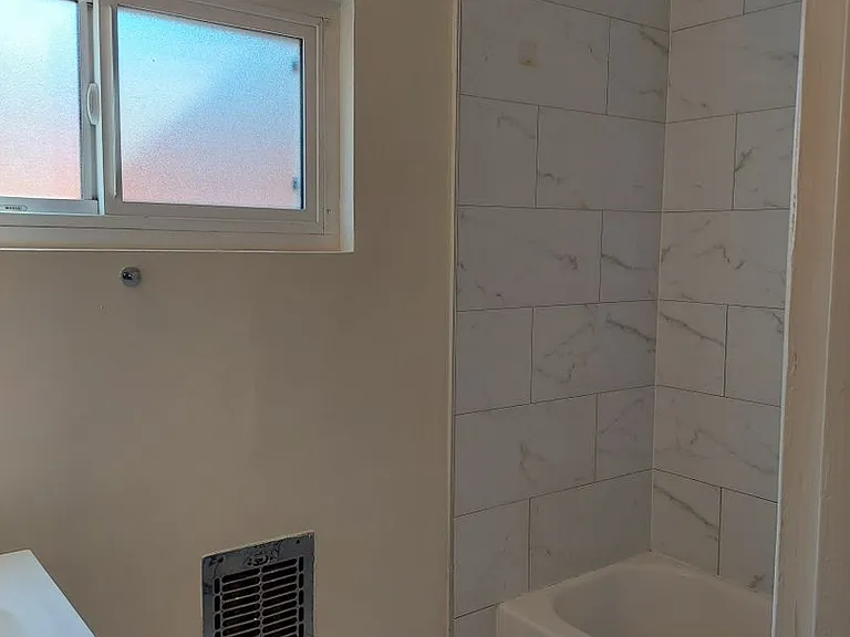 285 N Holliston Ave — Photo 2