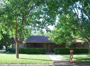 11 Shadowood Ln, Gainesville, TX 76240