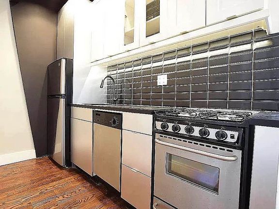 5th image of 615 Gates Ave APT 2B
