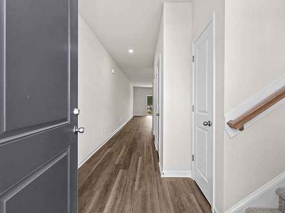 4th image of 297 Sandridgebury Dr
