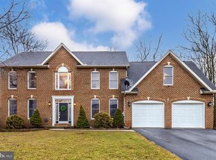 11419 Woodview Dr, Hagerstown, MD 21742