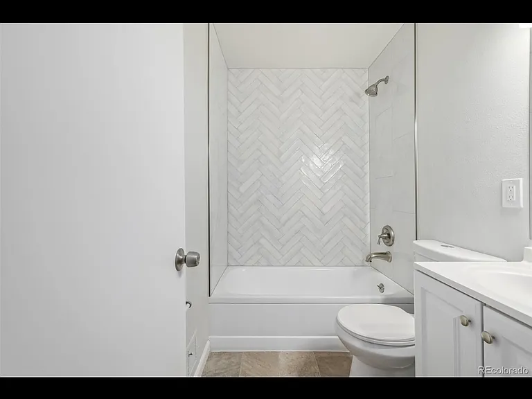 2732 S Grove St — Photo 16