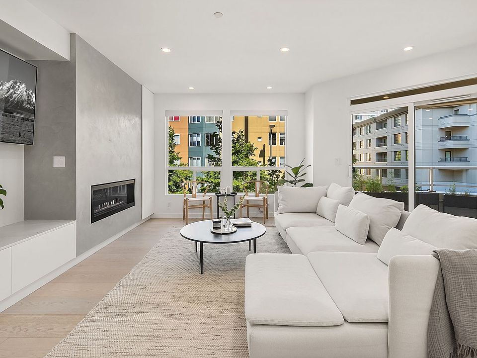 1st image of 925 110th Ave SE #303