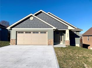 2701 Meadow Ridge Dr, Saint Joseph, MO 64504