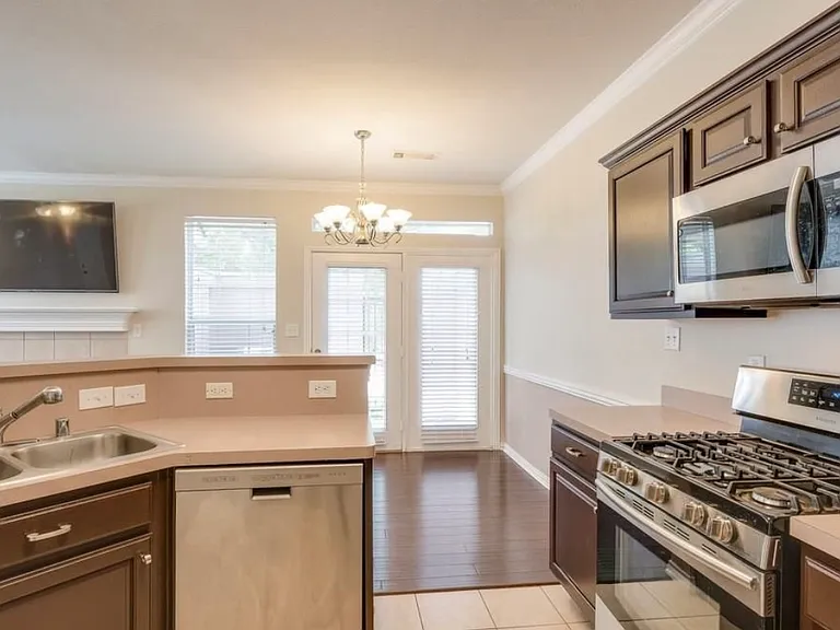 615 Regency Dr — Photo 5
