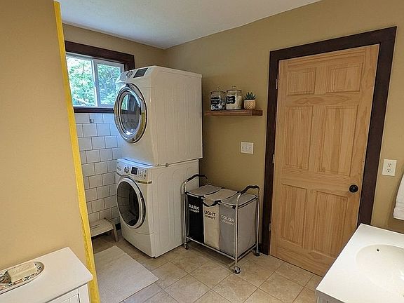 full bath with laundry