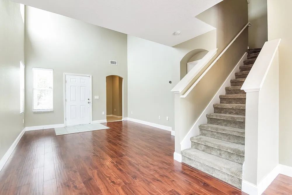 4 bed, 2.5 bath, 2122 sqft, $4,240 — Photo 3