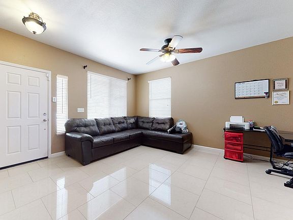 4th image of 2547 Emerald Dr