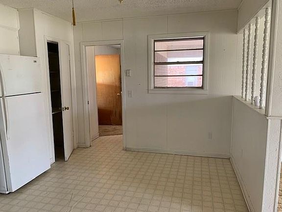 4th image of 202 N Hilmar St