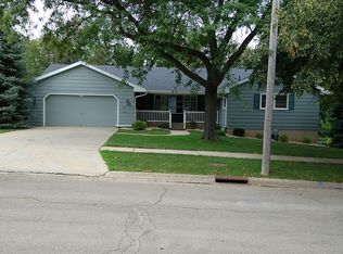 1848 Ridge Dr, Freeport, IL 61032