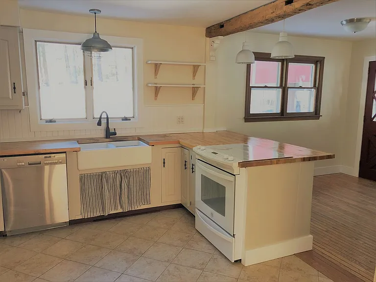 125 Tamarack Rd — Photo 2