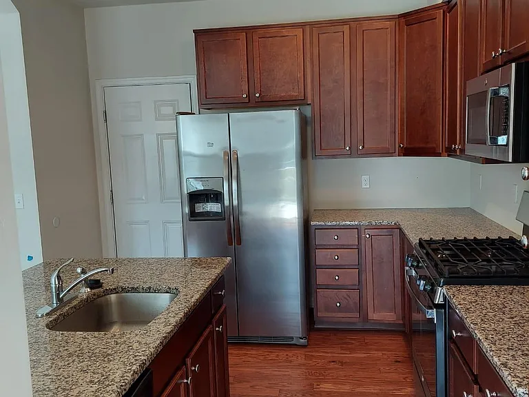 1377 Caspian St — Photo 5