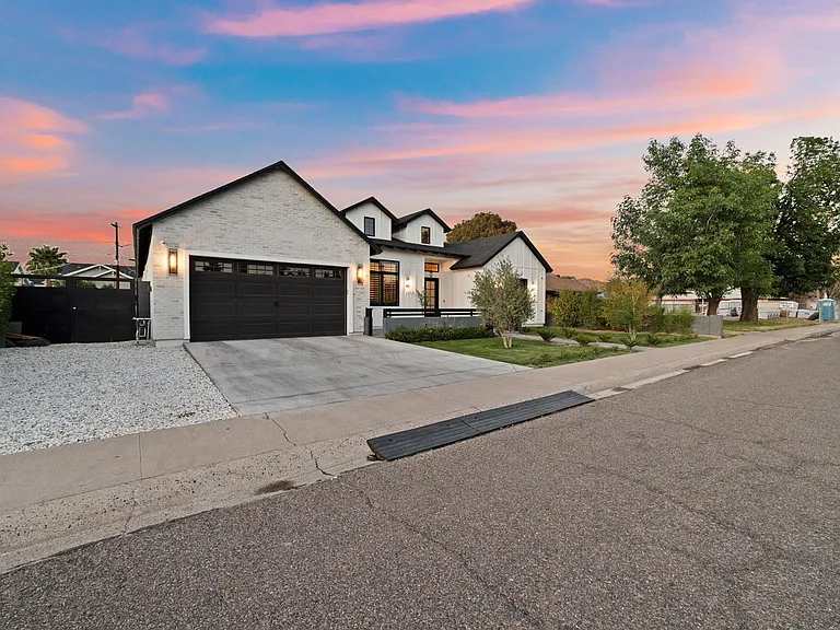 3810 E Clarendon Ave — Photo 43