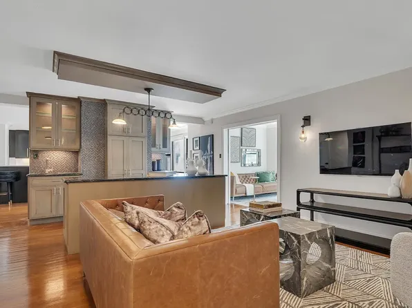 333 East 34th Street 4DE image 1 of 24