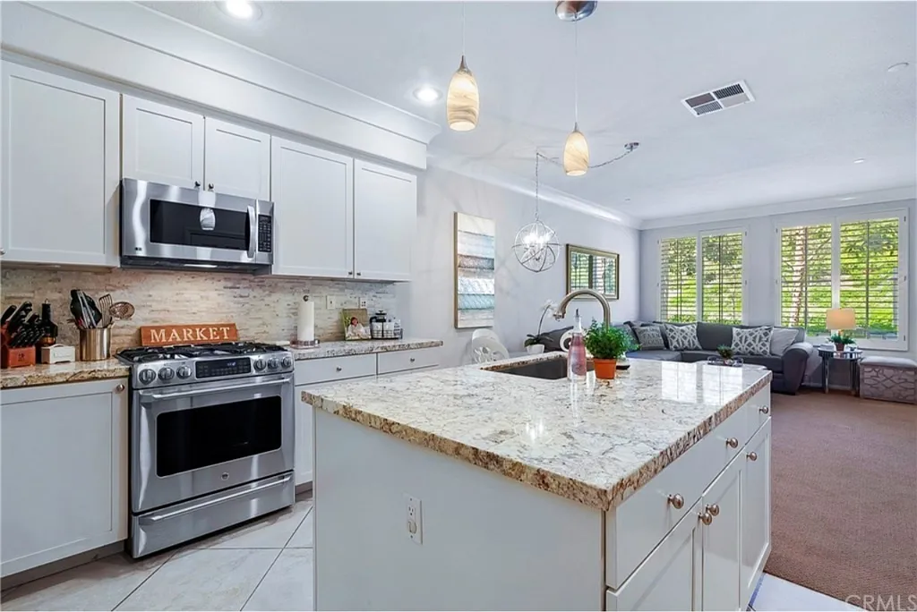 2 bed, 2.5 bath, 1327 sqft, $3,850 — Photo 3