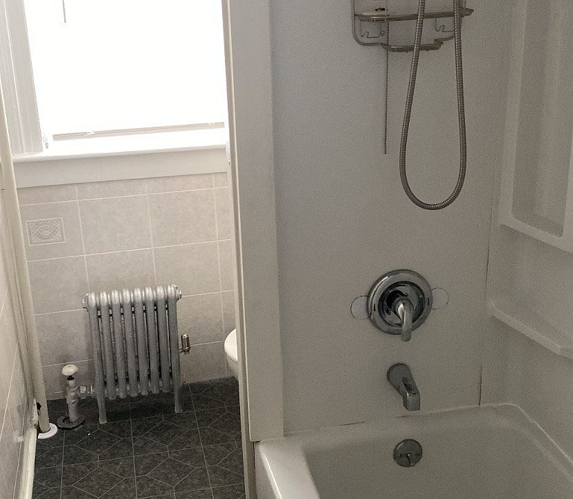 1st image of 23 Oakley St Floor 1