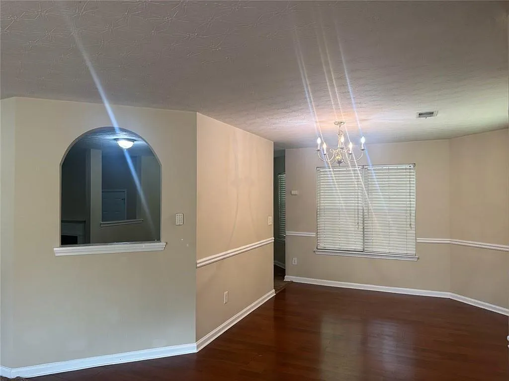 4 bed, 2.5 bath, 2094 sqft, $1,950 — Photo 4