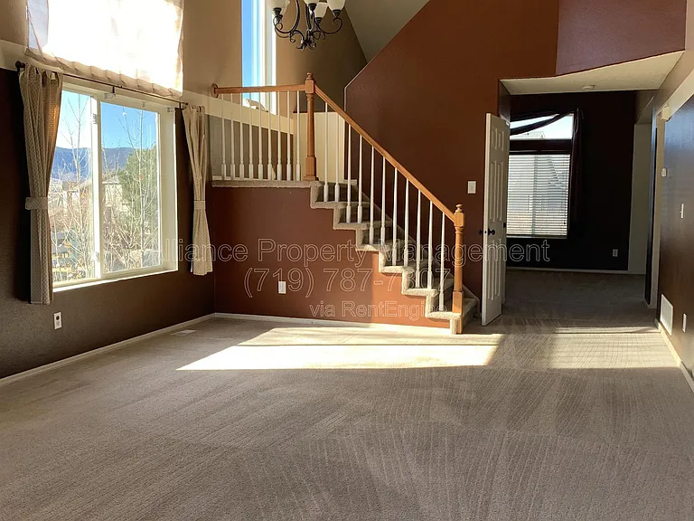 212 Oxbow Dr — Photo 2
