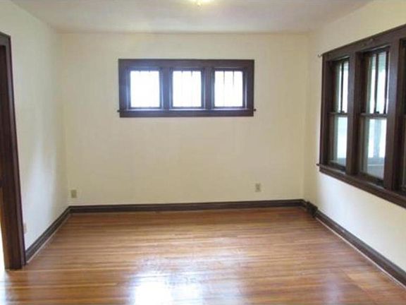 3rd image of 733 Orange Ave E