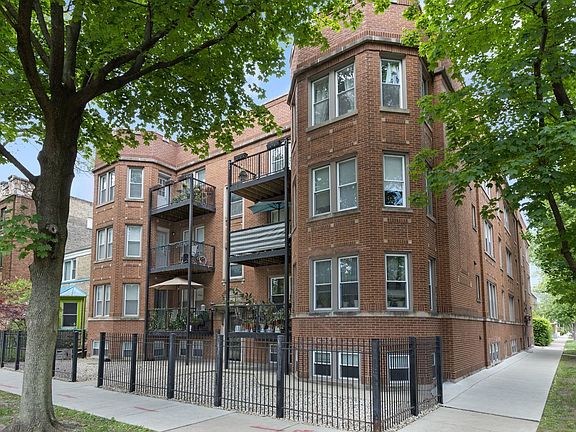 3rd image of 2935 W Rosemont Ave APT 2